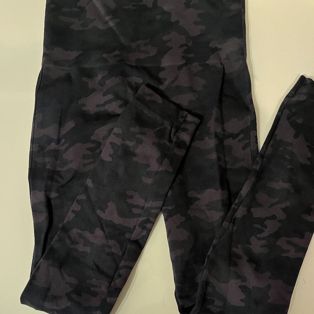 Spanx Camouflage Leggings Size Medium Like New 💗